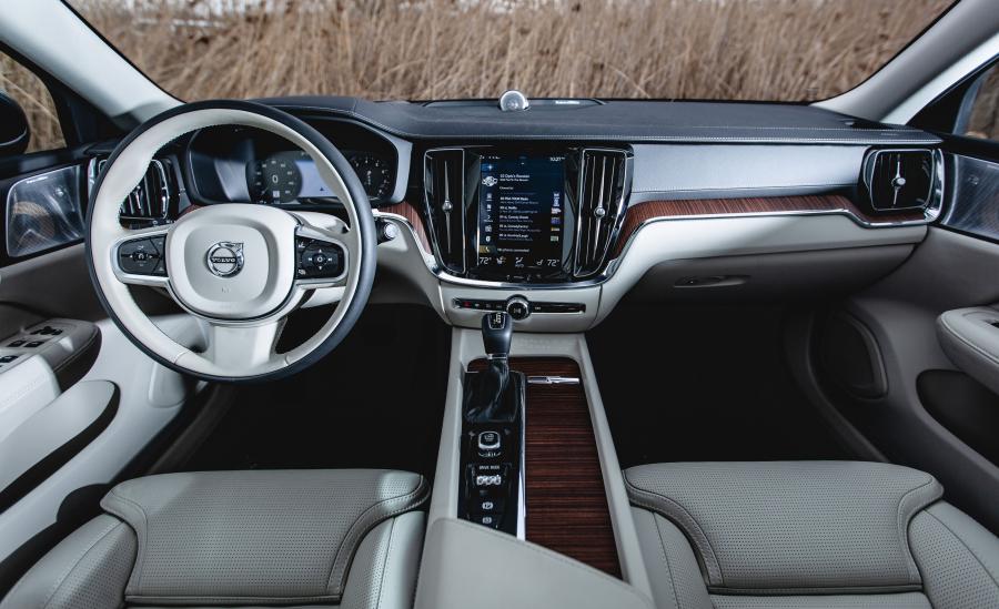 Торпедо Volvo V60 T6 Inscription 2018 года  (NA) (фото 4 из 27)